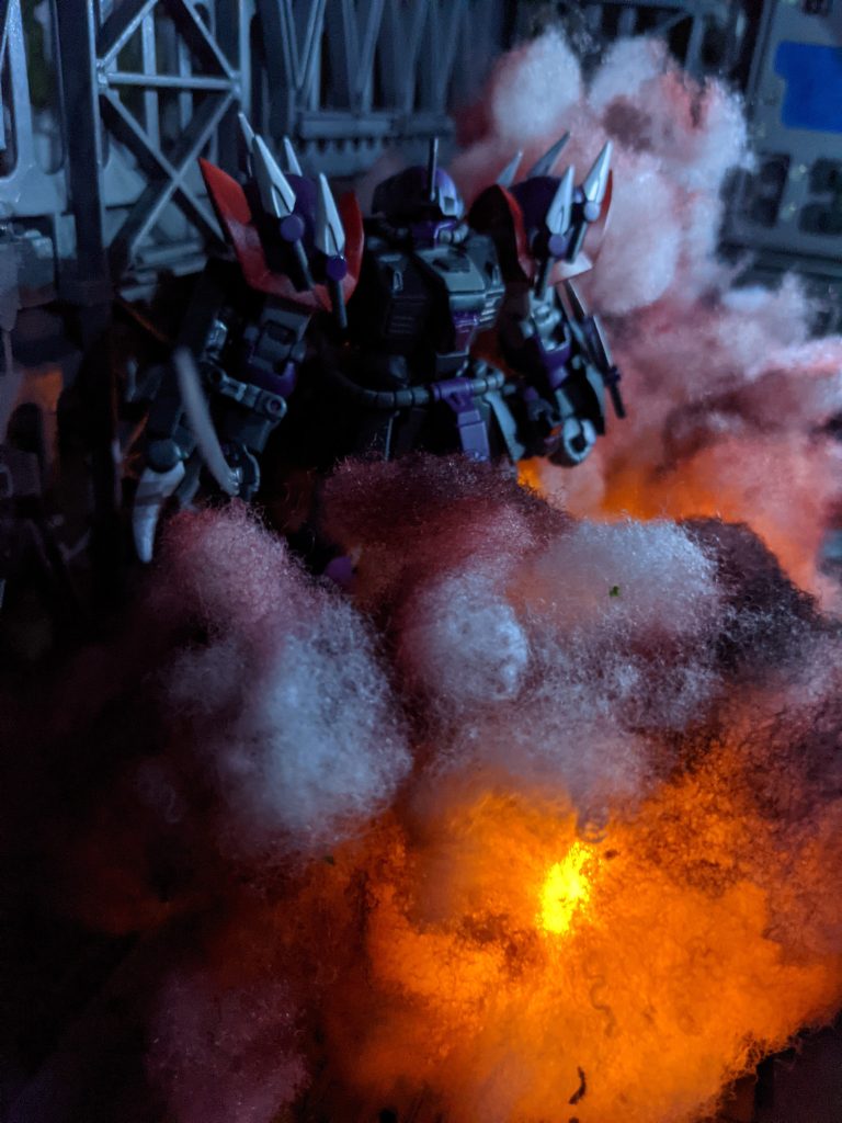 「それが最近になって現存している可能性が出てきた…っと‽」「その通りだ」「こういっちゃなんだが、一年戦争時の兵器がいまさら出てきたところで意味があるのか‽」トリントン基地を襲撃したからこそわかる。技術の進歩はもはや手に負えないレベルに達している。トリントン基地にあれだけの損害を出せたのは相手の練度不足が大きいとにらんでいるがあながち間違いではないだろう。そんな世界に、いくら一年戦争時には最新鋭だったとはいえ、今では型落ちになっているだろう兵器が一つ発掘された程度で何がどうなるというのだろうか‽せいぜい博物館の展示物が一つ増えるだけだ。「そう思うのは仕方がない。しかし、このユニット【バーサーカー】は話が違う」「どう違うんだ‽」「これはな、伝説の一騎当千を現実にしてしまう可能性がある。物がユニットだから一基当千かもしれないがね」部屋の温度が数度下がった気がしたのは面白くないジョークのせいではないだろう。