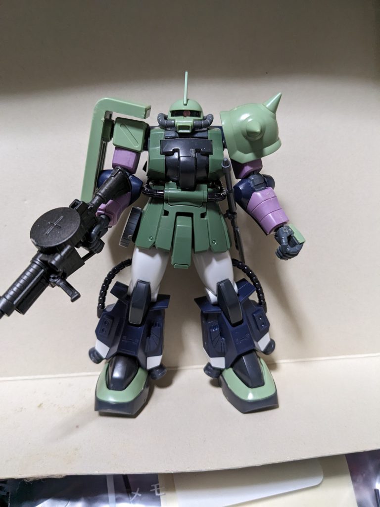 太腿と脛、上腕と下腕、そしてランドセルが高機動型のパーツでそれ以外の頭、胴体、肩、足首、手首、シールド、スパイクアーマーがF2ザクの物です。