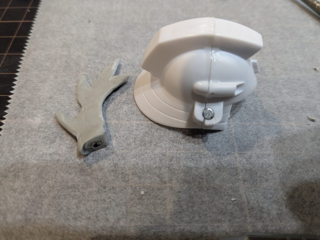 クワガタと兜本体に磁石埋め込んで脱着式にしています。実は初の磁石採用だったのですが上手く作れました。