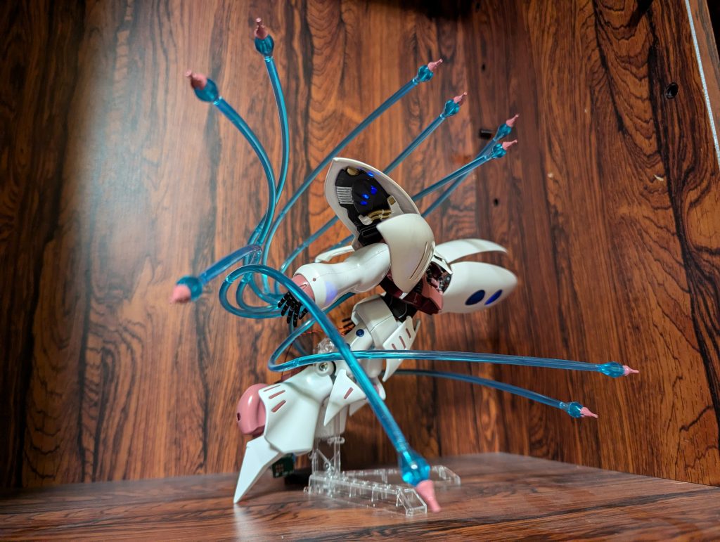 この角度だとバインダーのスラスターが見えますね