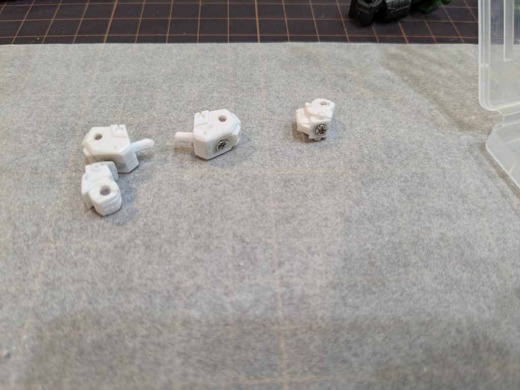 腕も肘の部分でカットし、磁石追加で間接追加しています。