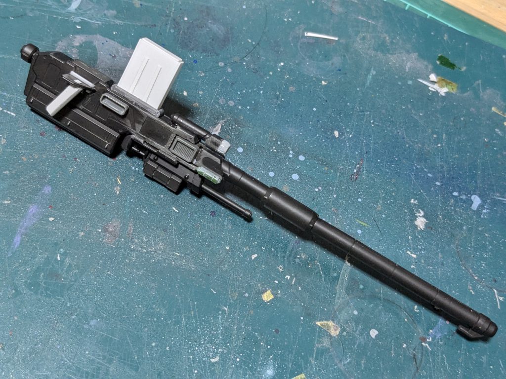 武器はオルフェンズのウェポンセットの滑空砲をベースにグリップ、サイト、マガジンを追加しました。