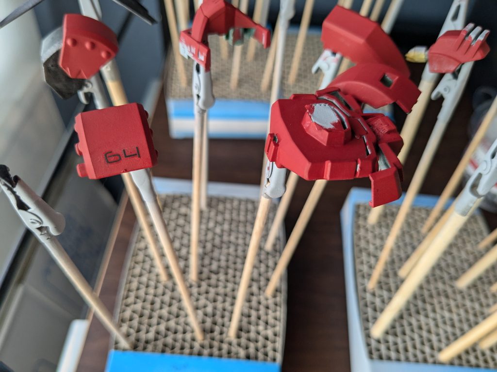 赤色はシタデルカラーのメフィストン・レッドです。自分好みの色味で発色も良くお気に入りの塗料です。肩パーツのデカール「64」は地獄の壁の正式名称『(前略)64機動戦隊(後略)』を表しています。