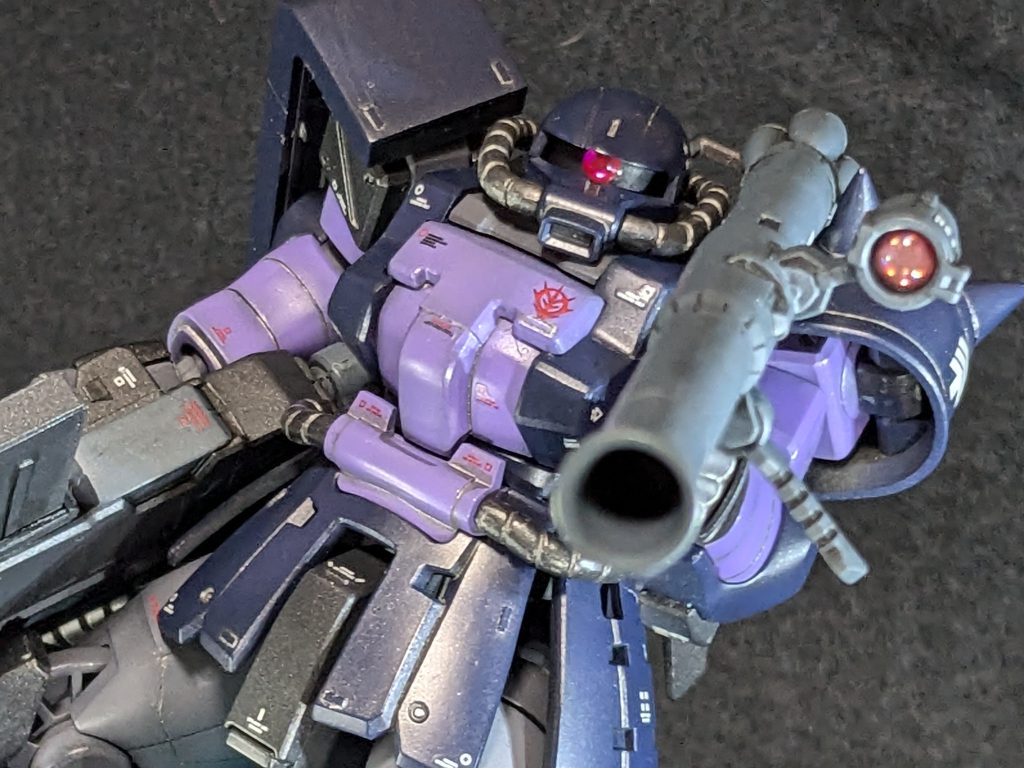 塗装ですが色は大昔に作った物なのでレシピを覚えてないです。基本の紺、紫、グレー(306+71少々)、ミディアムブルーっぽい物の4色は色調した物。メタルブラック、焼鉄色、シナンジュレッド、MSグレー連邦系(メタリック)はそのままです。スミ入れにメタリックグレイっぽい物w 最後にトップコート吹きました。