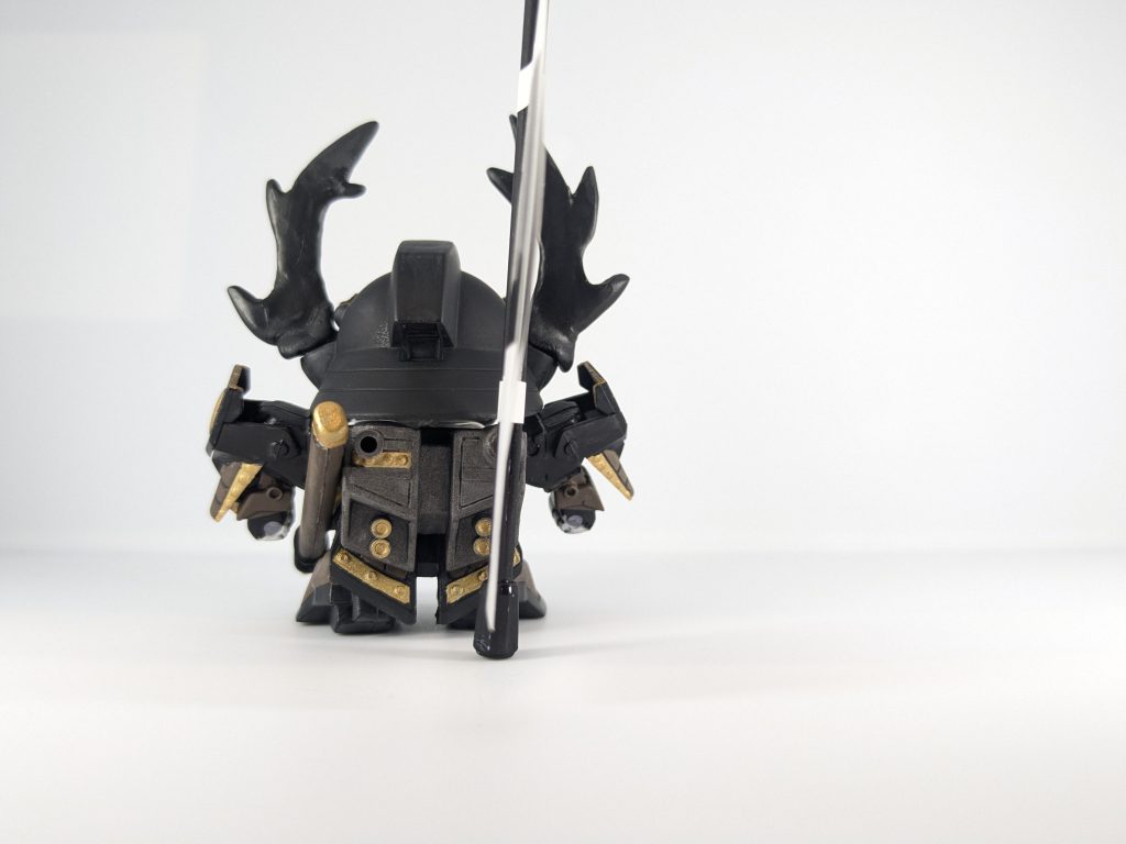 後ろ姿。バックパックに100均のミニチュアのぼりを差し込んでいます。