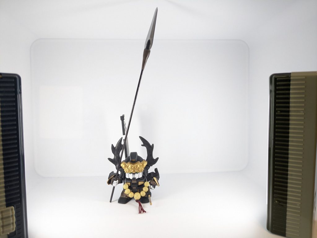 数珠は100均ビーズをシタデルカラーで塗装しています。槍は天下三名槍の1つ『蜻蛉切』をイメージして、実在したという6m相当で制作しました。長すぎてこんな感じに、、、汗