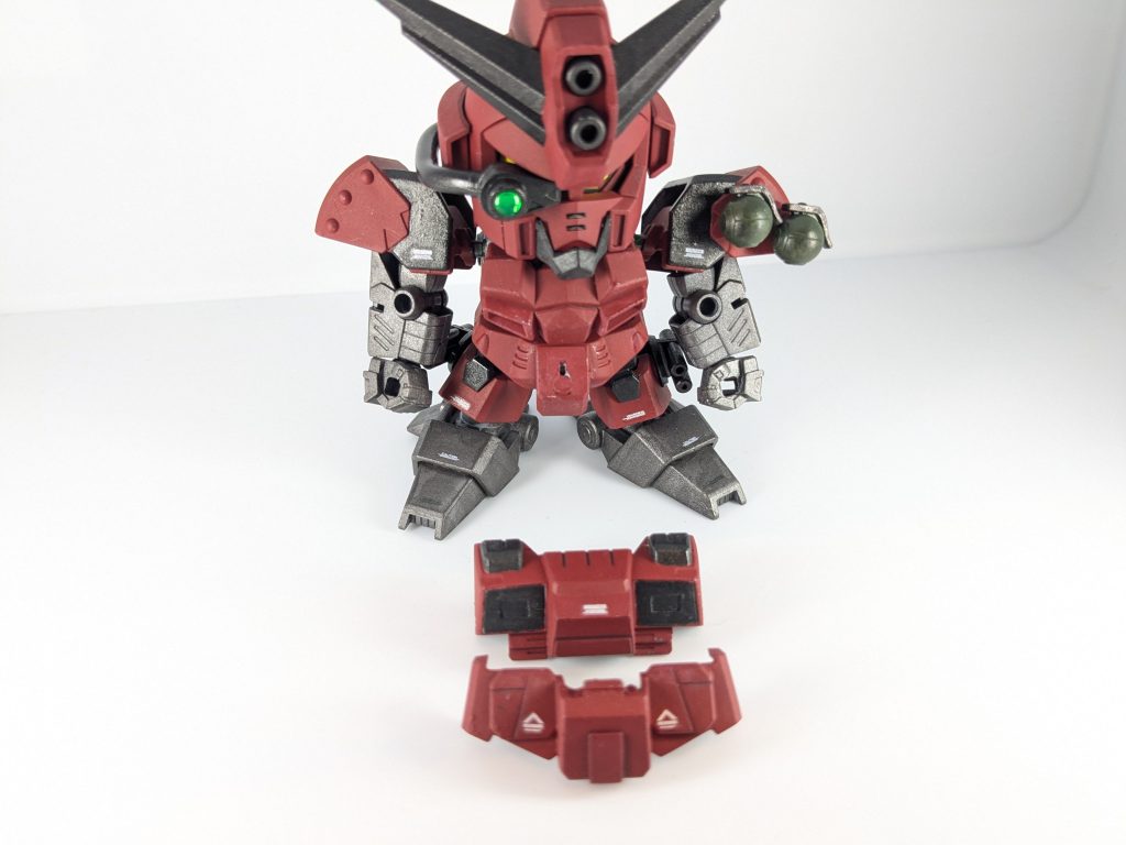 フルアーマーガンダムから装甲パーツ持ってきました。磁石埋め込んで脱着式にしています。