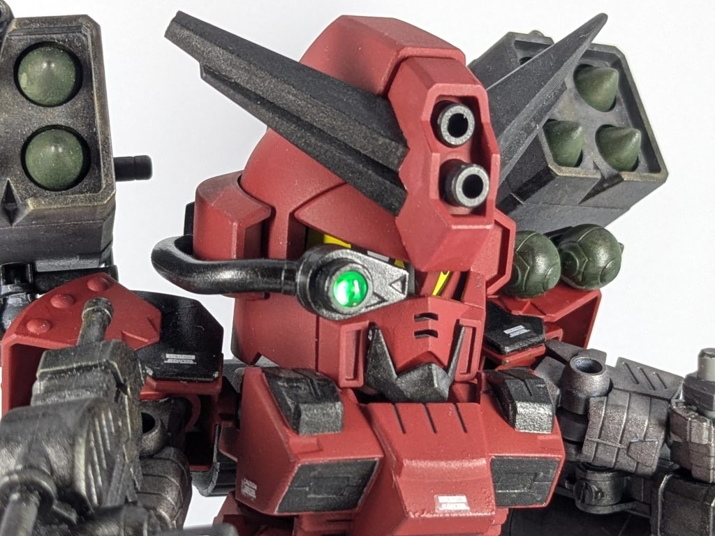 スカウター(合ってますかね？)はWAVEさんのモノアイをはめ込みました。アンテナはメッキ剥がし工程で折れちゃって、それも味かなということでそのままにしました汗 (涙)  ちなみに黒鉄色です。