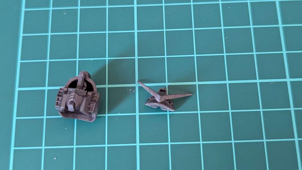 頭部はこんな感じで後ハメ加工し、爪楊枝で塗りました。