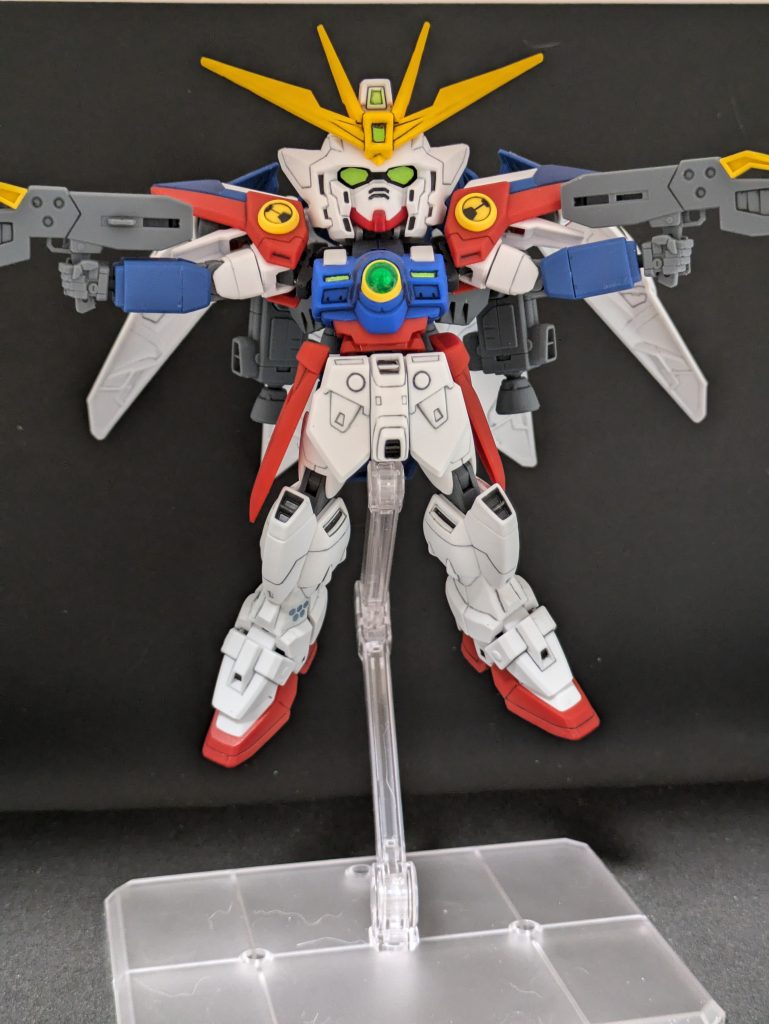 ローリングバスターライフル!確か初登場時はカトルが乗っていて、なんやかんやでコロニーを撃ち壊していたような記憶があります。ローリングバスターライフルもこのときやっていたかな?いつの間にか媒体によってはウィングゼロ(EW)でもやってたりするので、ツインバスターライフルの持ち味ということでいいんでしょう。なお、今回はブレードアンテナがSD規格でまるっとしていたので、先端切ってランナー貼って削ってある程度尖らせています。先端はむしろ角ばらせてあるのです。多面体を整えるのはもうこりごりじゃ・・・スミ入れはグレーと、シャーペンです。モールドの深いところはグレーの流し込みペンにて。黒くあるべきところだけは黒にしましたが、結構ぱきっと出るもんですね。また、右足にだけデカールを貼りました。何故なら仕上げがどうしてもうまくいかなかったので誤魔化したかったからです!誤魔化しです!