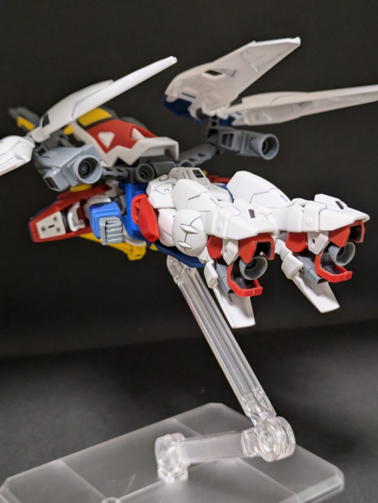 さらにこちら、変態の部分このふくらはぎあたりから前後にぱっくり割れる構造が実に悩ましい。HGのままなら問題なかった、変形後の足部分も先端を切って詰めてなんとかポリキャップに刺さるようにしました。こいつがなければもっと楽だったのに・・・楽しかったので結果オーライ。・・・死語かなこれ。
