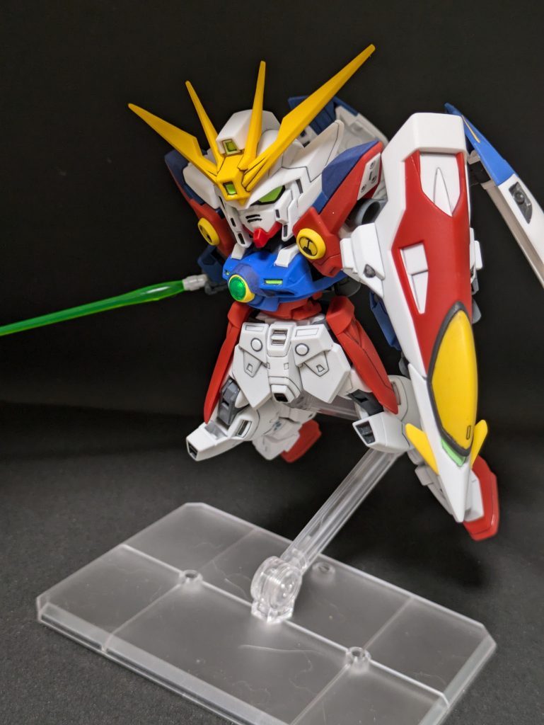 まさに初登場時、ビームサーベルを抜きながらくるりと回転して敵機を斬る姿はとても印象的でした。かっこいいよね。今回は頭と上半身がSD、他がHGになります。腕と上半身をつなぐポリキャップの径が合わなかったので、SDのボールジョイントを切ってHGの方に接続しています。また腹部は短縮方向で加工したものの、下半身との接続がうまくいかなかったので新たにボールジョイントを仕込んでいます。ボールジョイント大活躍。バスターライフルとバインダーの黄色はシールに逃げたものの、それ以外は筆塗りにて塗り分けました。胸のゼロシステムまわりの黄色い部分はHGのものを移植しています。だって青の単色プラに黄色と緑はキツかったから・・・