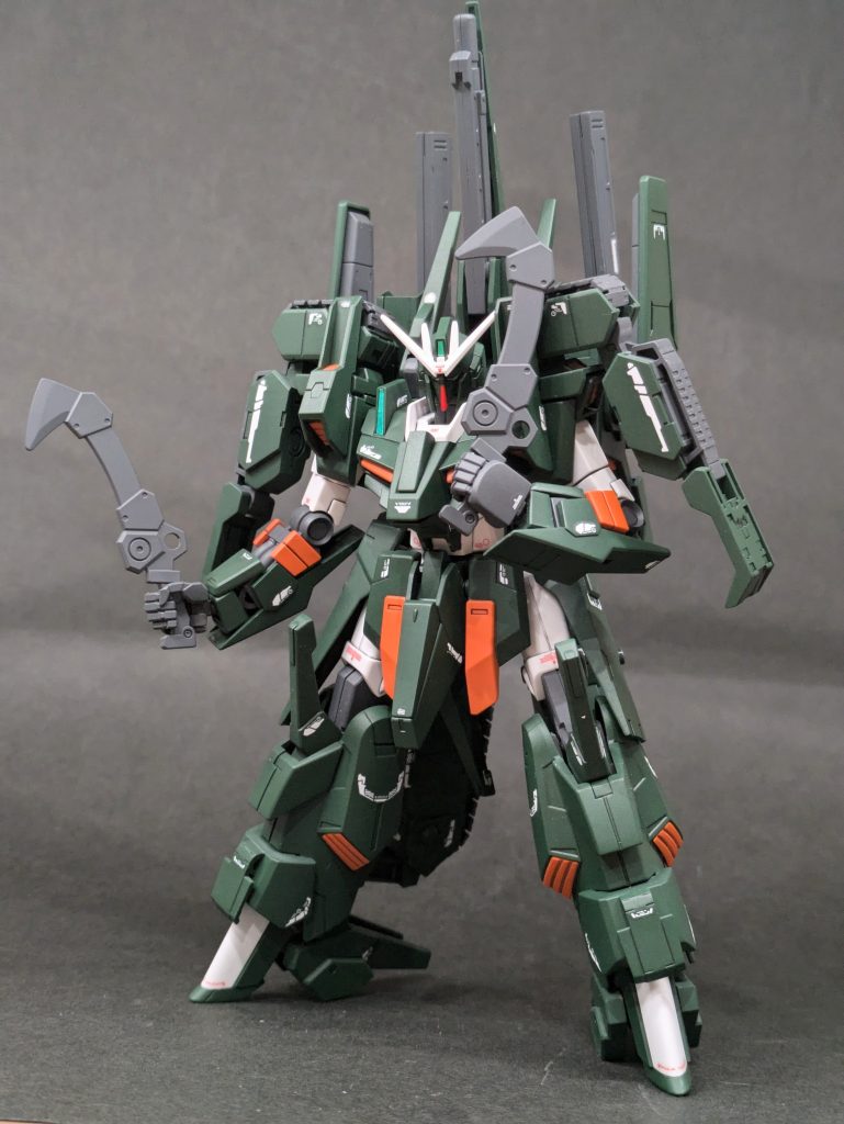 アサルトナイフキャタピラ横にマウントしてある小型で扱いやすい近接武器ガンダムフラウロスから拝借