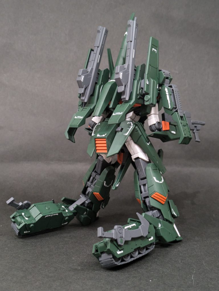 脚部ユニットを展開すれば無限軌道による高速移動ができる