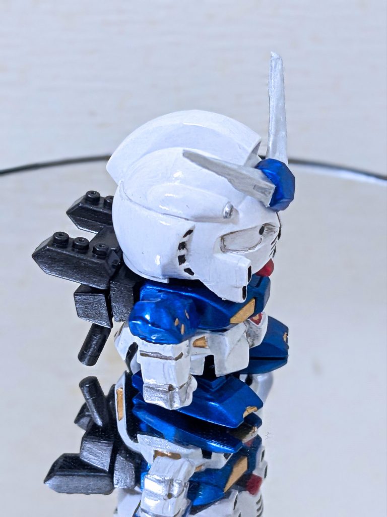 バックパックをサザビーのものがつけられるようにスペーサーとしてニューガンダムのバックパックを複製して半分にぶった切ってます。