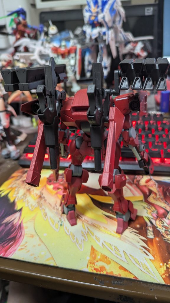 妥協したくなかったパイロットは背面の選択式ユニットのベクタードブースターと中距離ビームガンとAMMミサイルを全て装備したうえで搭載数を2倍にし、予備武装としてロングビームガン(ザウォート・ヘヴィの標準ライフル)を2丁装備。ザウォートからヘヴィに強化された推力とベクタードブースターの推力も合わさり、この重武装でも単独飛行を可能にする。でもそれはそれとしてティックバランは利用するらしい。