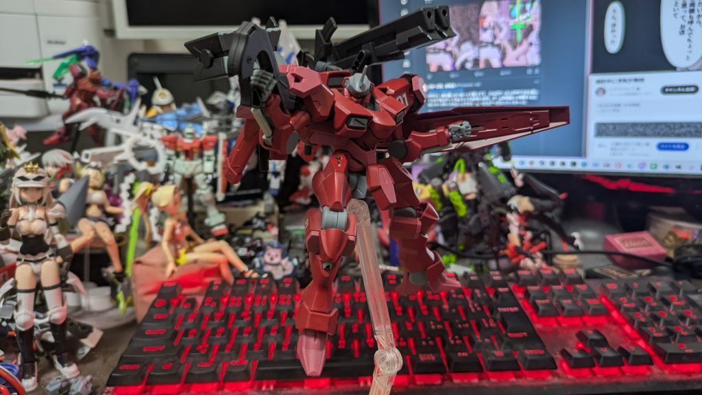 「お前カネかけすぎや」と言われたのでビームサーベルは既存品を流用。(リミッターは解除されている)頭部も低コスト化のためにビームバルカンのない学園仕様のままとなっている。