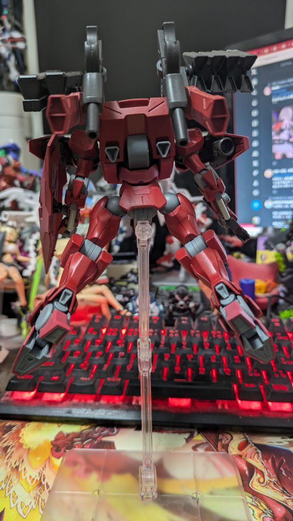 背面。既存スラスターに比べ新造の肩部スラスターがかなり大型なのが見て取れる。