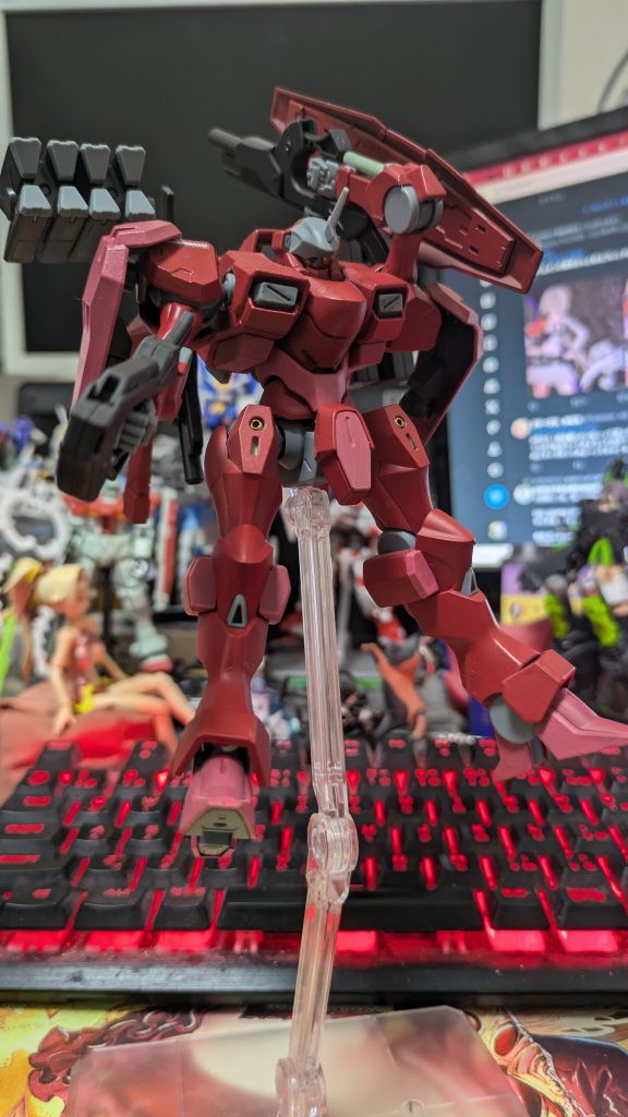 ウェポンラッチのロングビームガンを取り出すところ。ペイル社のMSらしいしなやかな動きが可能にした機能。