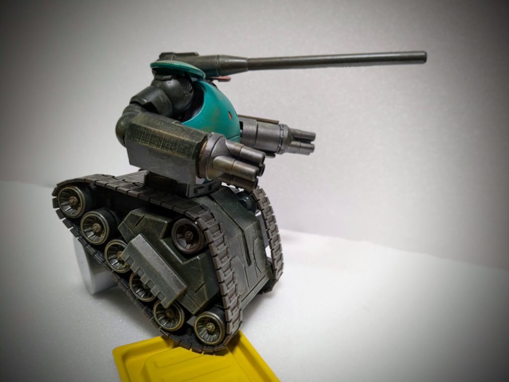 可動機構として前後スライダーをつけることによって凹凸乗り越え時の転倒を防ぎます。（可動機構の仕組みは後述）