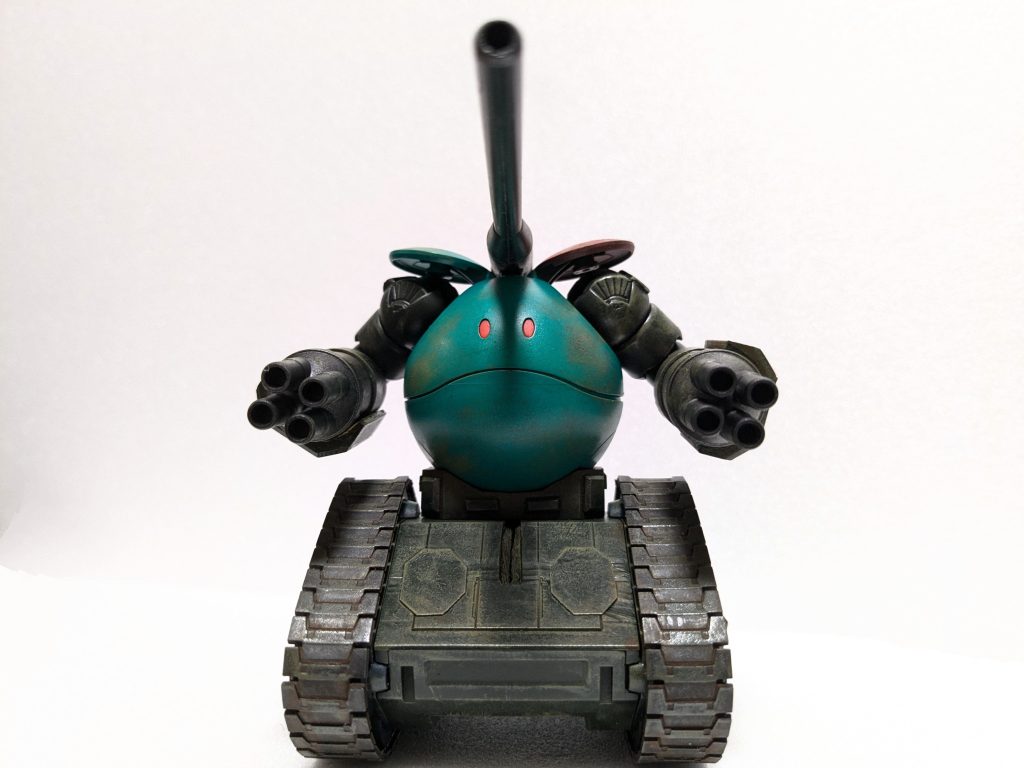 初のウェザリングは楽しかったです。模型やの店長さんや友人が色々と教えて下さって捗りました。真ん中の溝は上半身？の可動機構です。