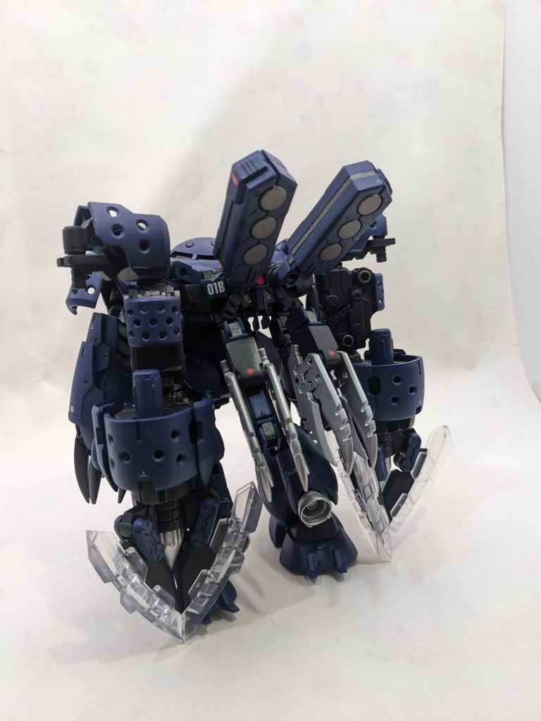 水圧と潜水艦の二重ロック、そこまで厳重な隠し方をするものなどジオン資金くらいしか思いつかない。彼らはさっそく水中用MSを出して回収しようとしたがしかし、潜水艦に近づいたMSの眼前でそれは起こった。無人のはずの潜水艦のハッチが開き、そこから一機のMSが出てきたのだ。「え?」疑問符がそのまま彼の遺言になった。水中とは思えない速度で接敵したズゴックのクローがMSの腹部を貫通していたのだ。次の瞬間、トレジャーハンターたちは阿鼻叫喚の混乱状態に陥った。一瞬前までの宝を発見した高揚はすでにない、あるのはいきなり生死のかかった戦場に放り込まれた哀れな生贄の恐怖だ。そしてそんな彼らの心情を考慮する理由は正体不明のMSにはない。混乱と恐怖にかられたトレジャーハンターたちは一機ずつ狩られ、全滅した。