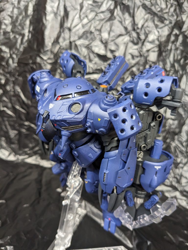 件のMSはサブアームを含め6本の腕と正体不明のドローンのような兵器でアクアジム達を圧倒した。その戦闘力に八方塞になりかかった連邦軍だったが、とある士官がズゴックの行動のパターンに気が付いたことで状況が変わる。ズゴックは潜水艦の守備を優先しているようで、潜水艦から一定距離以上に離れるとそれ以上の追撃をしてこなかったのだ。連邦軍は攻撃目標をズゴックから潜水艦に切り替え、ありったけの魚雷を打ち込んだ。案の定、ズゴックは潜水艦を守る行動に出たが、多量の魚雷のすべてを迎撃することはできず、雷撃に成功したが、残りの魚雷が潜水艦に命中し、G資金は海の藻屑となったものの、被害の大きさと作戦を続行した場合に予想される被害を鑑みてやむをえないと判断された。