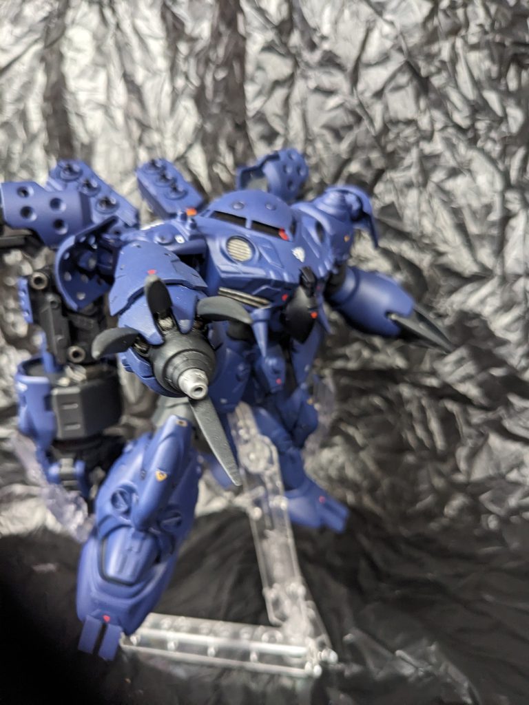 海上でサポートしていたトレジャーハンターの仲間たちはそれを察したとたん全速力でその海域を離脱、連邦軍基地に逃げ込んだ。相手がジオンでMS戦となればそれはもう連邦軍の対処すべき領域になる。G資金は惜しいが命には代えられない。彼らの訴えを聞いた連邦軍は空母とアクアジム12機を当海域に投入した。相手の機体がズゴックEの派生機体なのは確認されている。一年戦争時の最新鋭機とはいえ、今では時代遅れであり、しかも12倍の戦力なら簡単に無力化できると踏んでいたのだが、結果から言えばアクアジム12機は返り討ちに合った。