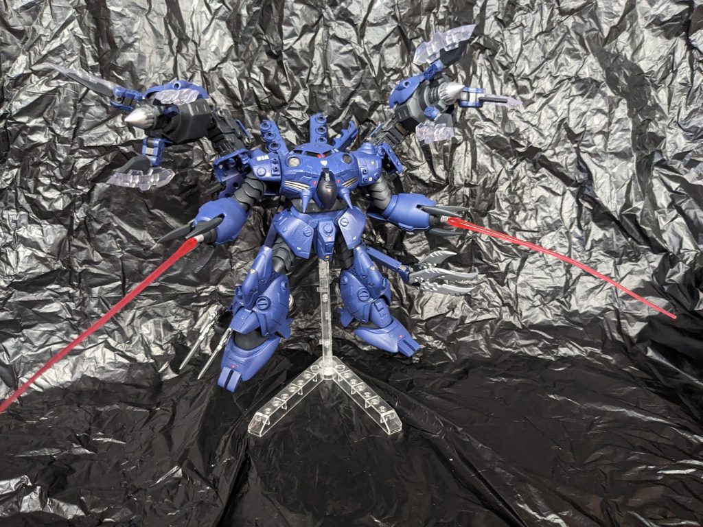 例のズゴックの正式名称はスプリガン、北欧の宝を守る妖精の名前を付けた担当者の教養を感じさせる。元々は地球で活躍していた水中MSのエースのために特注された機体のようだが、受領前に本人が戦死したために宙ぶらりんになっていたところをニュータイプ研究所(以下NT研)が実験のために引き取ったらしい。これを読んだ分析官は取りあえずいったんファイルを閉じてコーヒーを用意した。かのNT研の悪名はこの界隈では有名すぎて戦場に出てもいないのにPTSDを発症する人間が出るほどだ。なのでそれ相応の覚悟と準備を整え、分析官はいざとファイルを再び開く。当時のNT研は一つの問題に直面していた。彼らはNTの神髄は脳にあると考えていた…妥当だろう、ほかの場所に理由があったらそっちのほうが驚きだ。