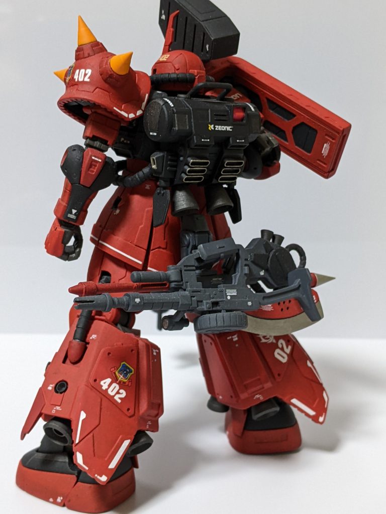 バックパックのプロペラントタンクは、大型化してます。武器ラックは、プラ版でそれとなく作りました。