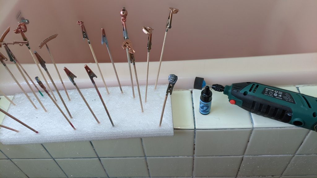 コンパウンドを3段階かけているところです。ちなみにこの先端のスポンジ、すぐ取れたので返品させて頂きました。申し訳ありません。今度からコンパウンドは手間でも手でやることにします。しかしプラモって「急がば回れ」、ですよね。そして丁寧に時間をかければ良い作品が出来ると毎回反省してしまう。