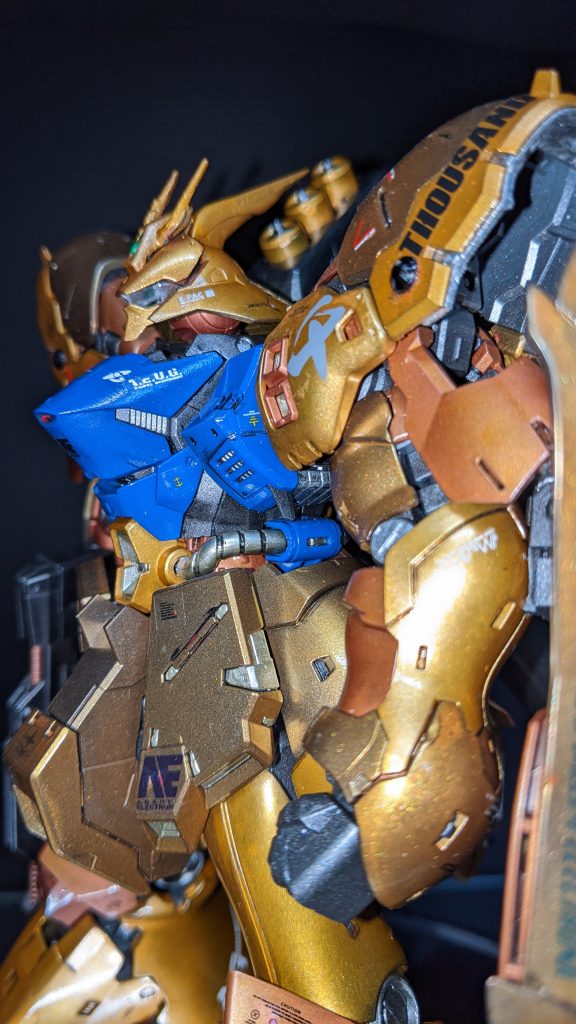 肩部に千のロゴとエゥーゴ、アナハイムのデカールを仕込んでみました。写真にするとなんか汚く見える・・・粗が見えてしまってるってkとかしら。でも実際て手にもつとそこまでは気にならないよ!