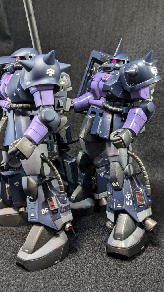 さて、設定としてはルウム戦役の直後バージョンです。 なので、撃墜数は4機。階級は昇進していてオルテガは中尉です。 ルウムで使っていた大型ヒートホークから新型の試作品に変わりました。  どうせなら両肩スパイクアーマーにしたかったのですが、持っていないので保留です。あと脛のジオンマークが1枚しかなかったのに、乾燥後に破いてしまったので、同じデカールが入ったガンダムデカールが再販されるまで完全な完成はお預けです。 使ったのはドム用のデカールに入っていた物なので、ドムのデカールを再販して欲しいです。  さてさて、兎にも角にもガイア機に続きオルテガ機も完成しました。次ぎはマッシュ機と行きたい所ですがデカール無いし、モチベも少し下がっているので、模型制作自体どうなる事やら。 ガイア機がHGとF2のミキシング。オルテガ機が旧キットとHGのミキシング。マッシュ機は・・・旧キットの改造かな~?