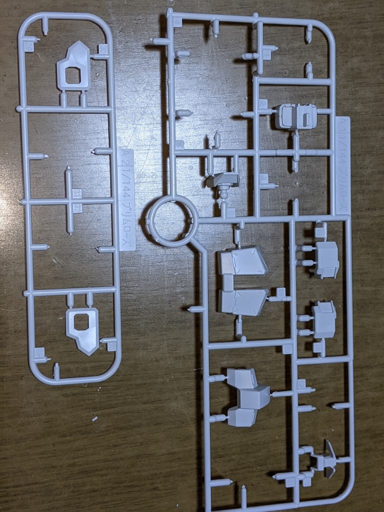 先日仕入れたヘイズル２号機ですが、トライブースター目当てで本体の使い道は考えておりませんでした。が、そういえばこんなものもあったな、と引っ張りだしたのは2007年1月号付録のFG (付録グレード) プリムローズの余り部品。良く残しておいたと自分を褒めてあげますｗ