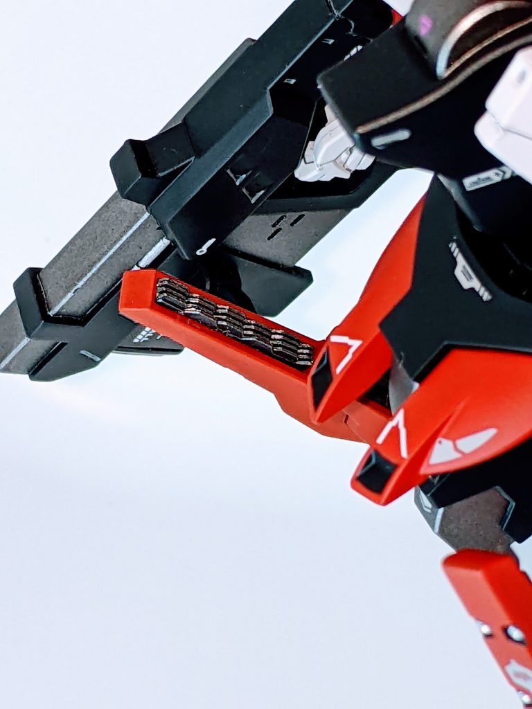 膝のアーマーの裏が空いていたのでヒートシンク風に埋め込み。目立たない場所ですが、思った以上に上手くいった( と、思う)今回一番のお気に入り箇所。