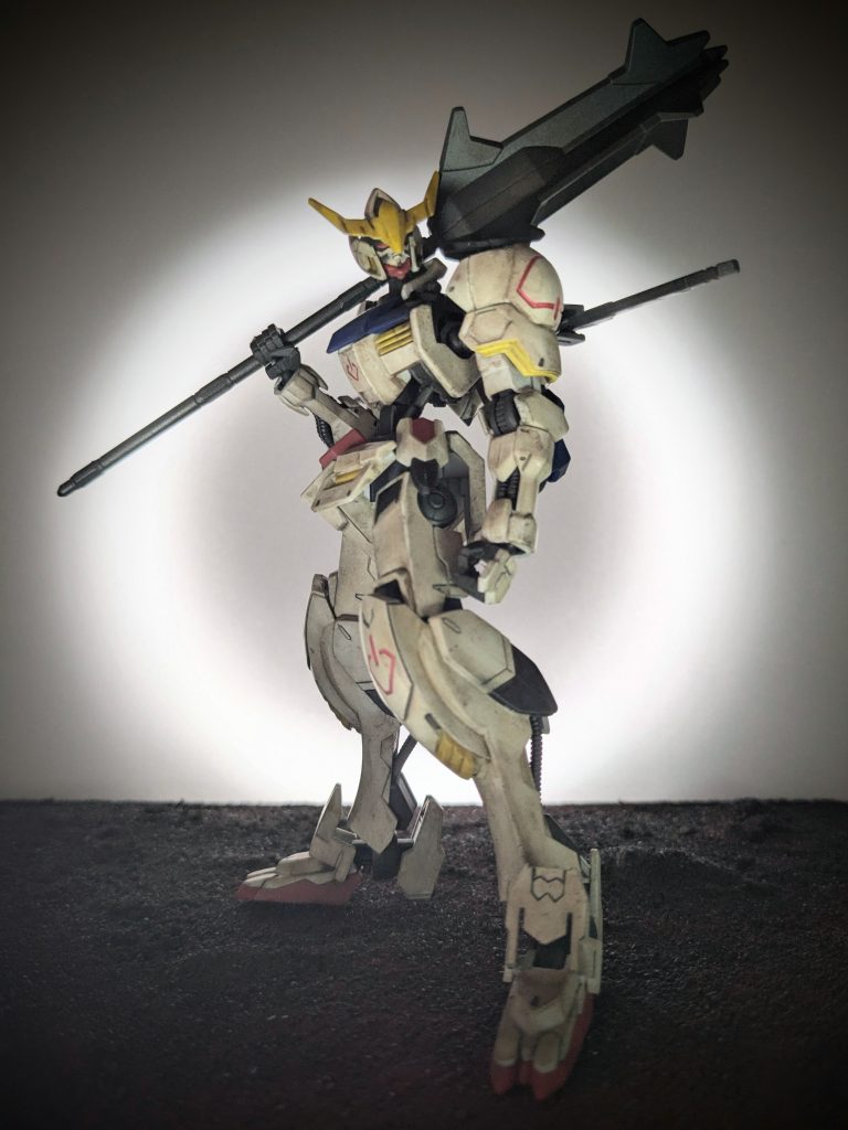 Vアンテナ部分は盛りました（リーゼントにしたかったため）グレー部分は黒鉄色で塗装、電源マーク他赤い部分は蛍光レッドを混ぜた赤で筆入れ。ブラックライトで地味に光ります。白地部分は無塗装で墨入れと汚しのみです。目の色はもっとよこせバルバトスな感じで赤にしました。