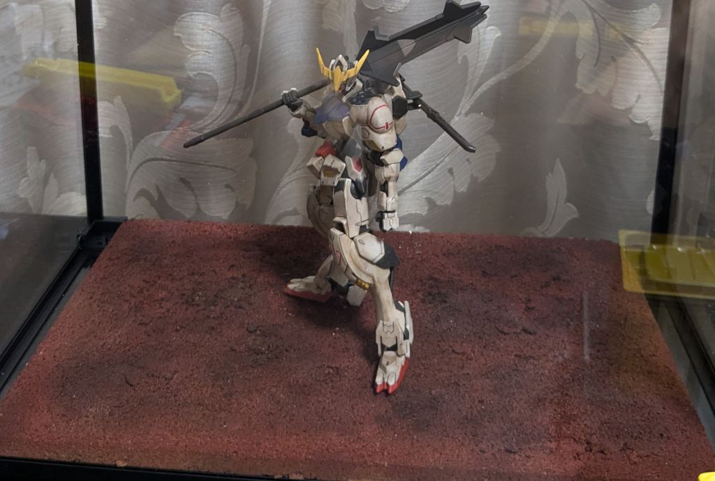 ジオラマは１．１００均コルクボードをワイヤーブラシでひっかく２．１００均紙粘土で凹凸追加３．１００均苦土石灰＋コルクボードひっかきカスで砂としてまきちらかす４．１００均スプレーボトルに１００均木工用ボンド＋中性洗剤入れて吹きつけ固着５．エアブラシで赤＋茶色＋黒を割合を変えながら吹いて色付け６．４．の工程を再度実行 