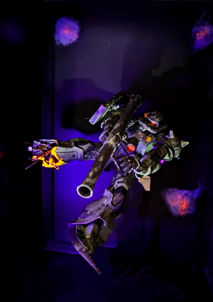 死力を尽くし、ジオンの行く末を願いながら、宇宙の闇に流されていくザク…