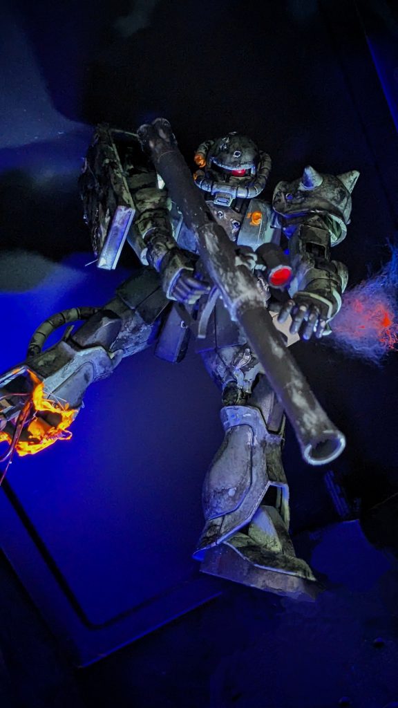 放った一撃が、敵を撃沈した事を見届けるザク。