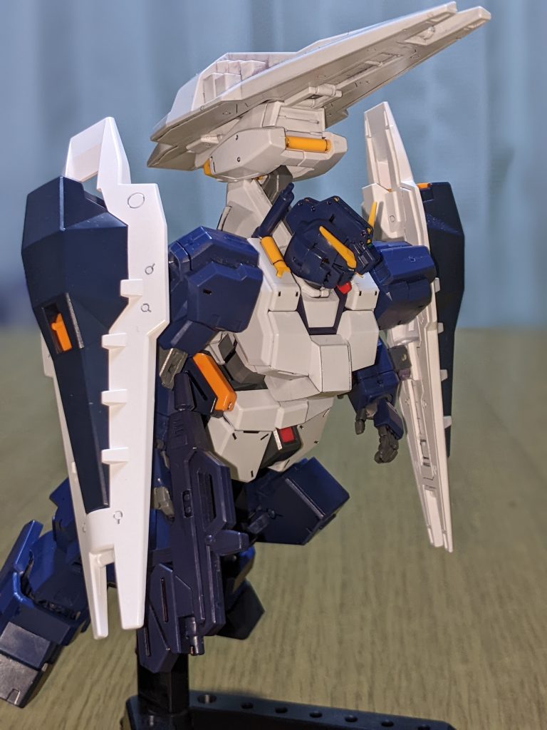 シールドブースターを3枚装備させてみました。こちらはゲーム ギレンの野望アクシズの系譜Vで登場した形態です。ガンダムTR-1（ヘイズル）［最終形態（シールドB×３）］というユニットでした。本画像では背部シールドBは新型タイプになってます。ストックの都合上ですね。本編風に言えばFAヘイズル高機動形態とでも申しましょうか。