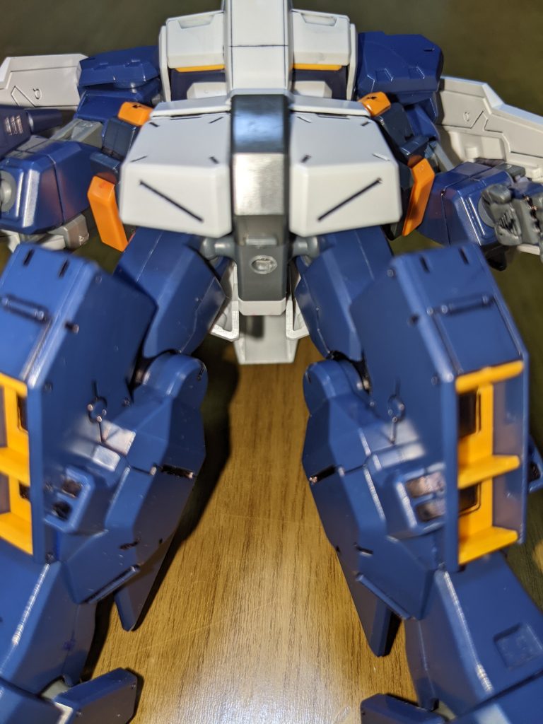 旧キットなので腰にディスプレイスタンド付けれるように穴をあけてます。ポリキャップを仕込んだのである程度保持できます。ピンバイスあれば誰でも出来るのおすすめです。