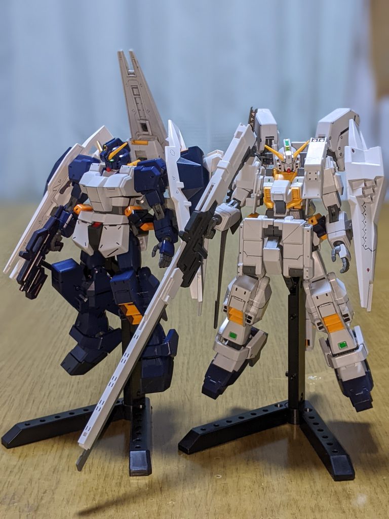 前回のFAアウスラと並べてみて。どちらもRX-121-1のラインですが違いが結構あるのが面白いです。ちょっと毛色の違うヘイズルですが、公式のネタでここまで遊べて、キットの組み換えなどで色々できるA.O.Zは楽しいですね。ここまで御覧頂きありがとうございました！