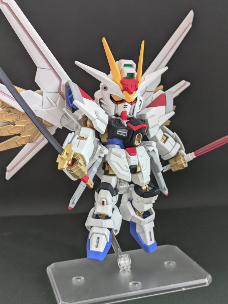 あ、スミ入れはグレーです。コピックの0.03mmのやつ。細かくてペン先がうまく入らないところは流し込みペンのグレーですね。SDCSは何ならガンダム以外にも展開を広げたシリーズですから、そっちの方も何か出たらおもしろいんですけどね。