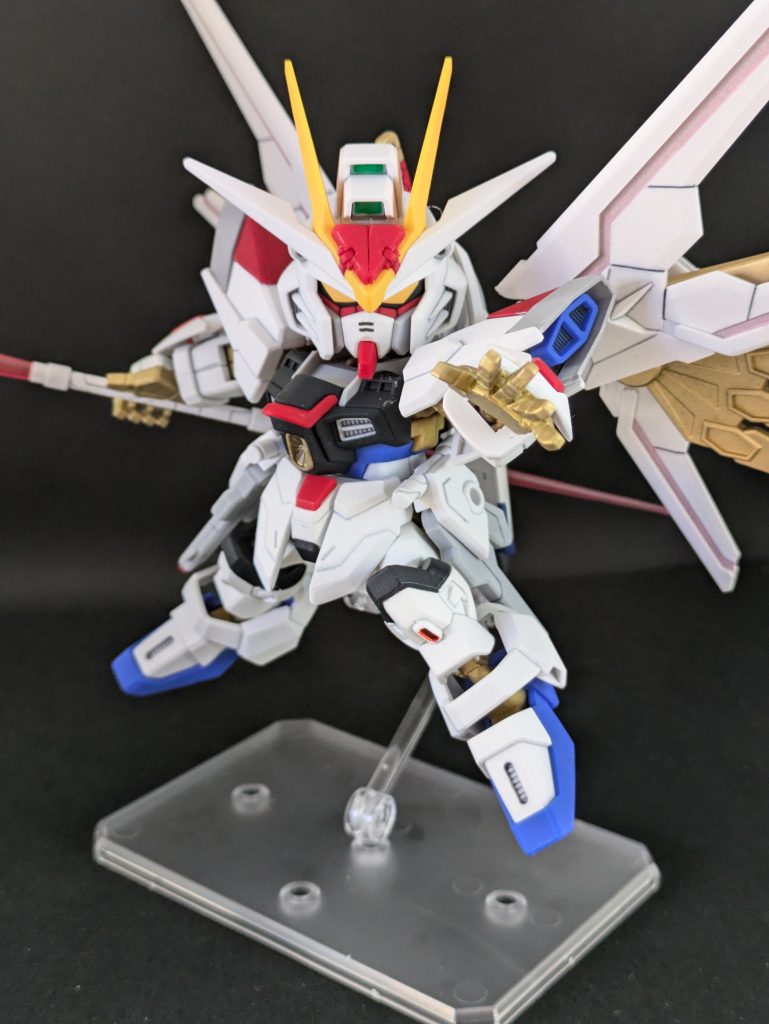 少し分かりづらいんですが、右手はブースター付属のビームサーベル持ち手となってまして、指の動きで角度がついてます。親指もそえられてますね。