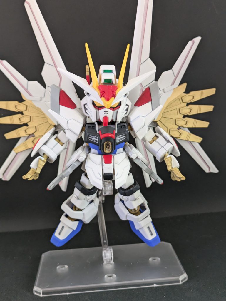 なんとなんこんなんでしたよねポーズ。バインダーのピンクがちょっと薄く出たかな?元々あんな色味なうえにつや消しもしてるので落ち着いてしまった感じですね。ハンドパーツは肉抜きを埋めた平手。ブースターに付属のパーツです。金の塗装はマッキーのペイントマーカーを使いました。このキットで塗装が要るのは関節の金、肩の赤とグレー、膝回りと股間の下の黒い所、額の蓋のところ。あと刀とビームライフルのカバー。ハンドパーツは付属のものなら手の甲を白で塗る必要がいりました。が、SDWと比べたら断然楽です。最高。オリジナルってわけでもないんですが額の赤い所の塗り分け位置を間違えてますがそのままですよ。