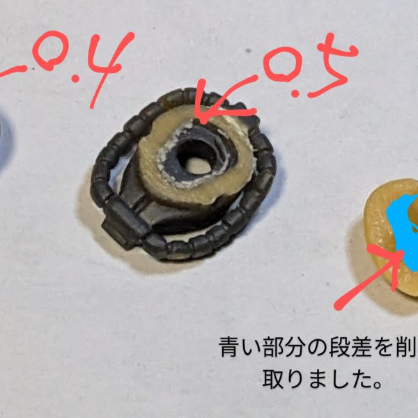 高機動型ザク始めてましたｗ今回は簡単に作るぞ、と思ってたのに・・・。頭はモノアイスリットを薄く、首も少し埋まる様に。動力パイプが全然填まらなかったので一部削って簡単に組み立てれる様に。脛の動力パイプが組み立てる時に折れそうだったので先を少し切り飛ばしました。で、足首の甲の下の隙間を無くす様に考察中。赤い部分の隙間を無くしたいです。胴体を少し短くしようとこちらも考察中。また下のランディングギア？は外して青いラインの位置に移すか、完全に取り払って、胴体を短く見せかけ様か考えてます。（2枚目）