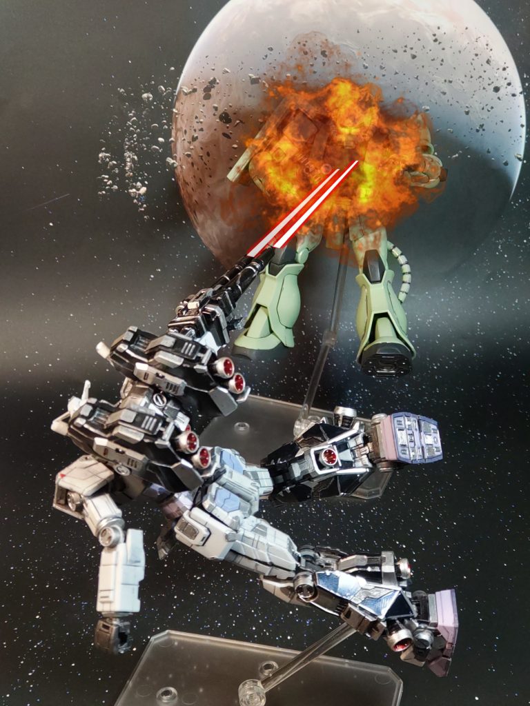 二つ❗️構えるより先に、急接近したガンダムに撃たれ爆散するザク