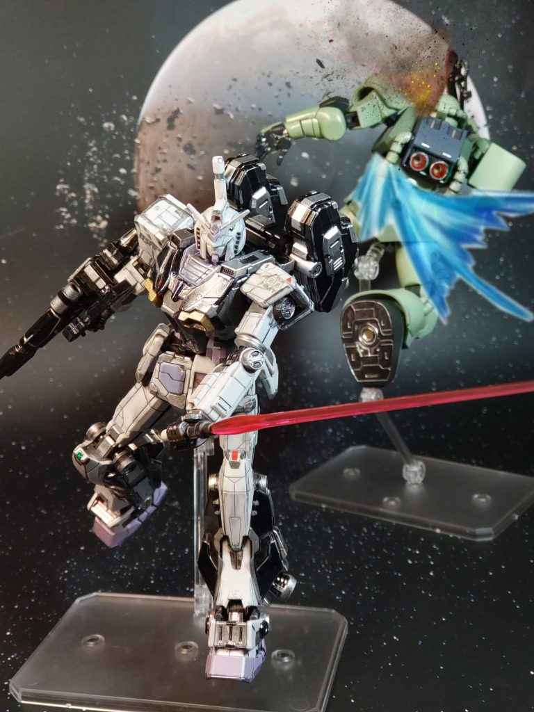 三つ❗️❗️急いで強襲するもガンダムとのスピード差は歴然で、振り下ろす前にザクは横薙ぎに切り払われるのだった