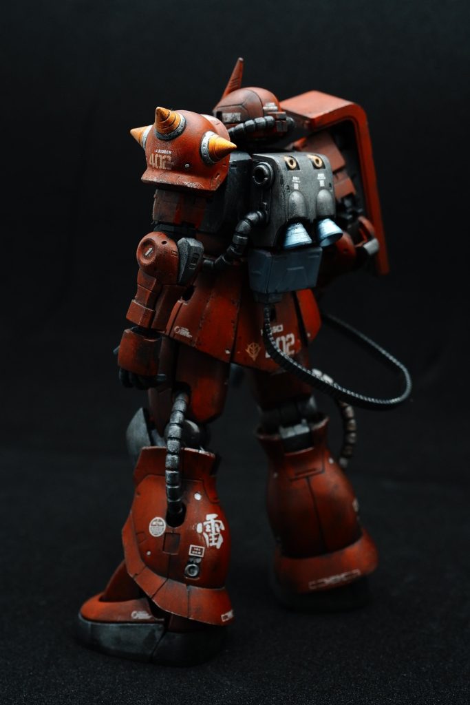 後ろから。ちょっとチャームポイントが欲しかったので太ももにデカールで「雷」の文字を入れてます。あと後ろから給弾ベルトが伸びてるのがカッコいいですよね。