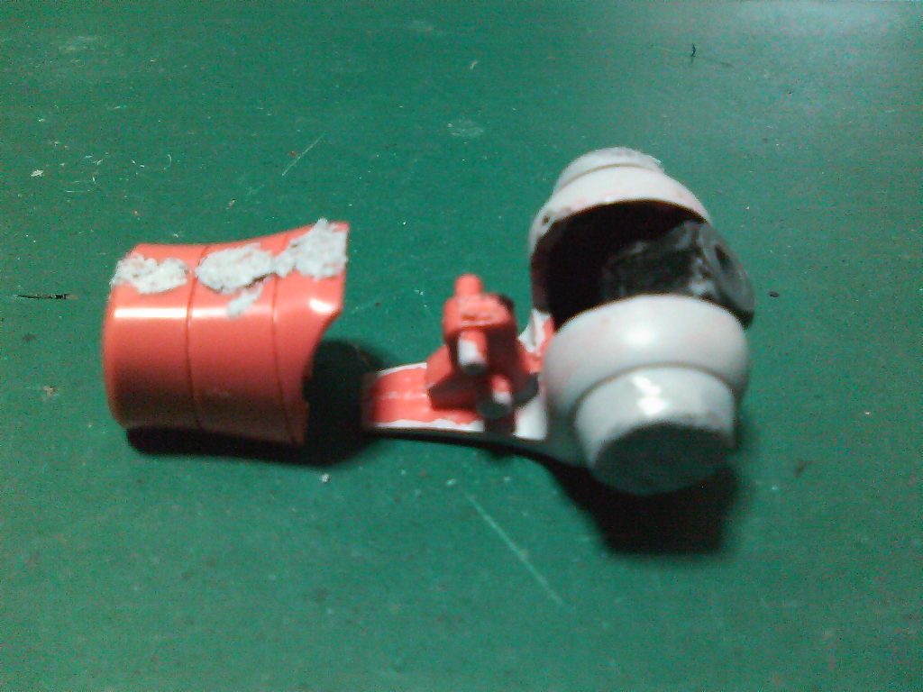 前腕の後ハメ加工と肘横の丸いパーツを大型化してます。あと長年放置していた所為かPC受けが砕かれてしまったのでプラパイプで再生してます。